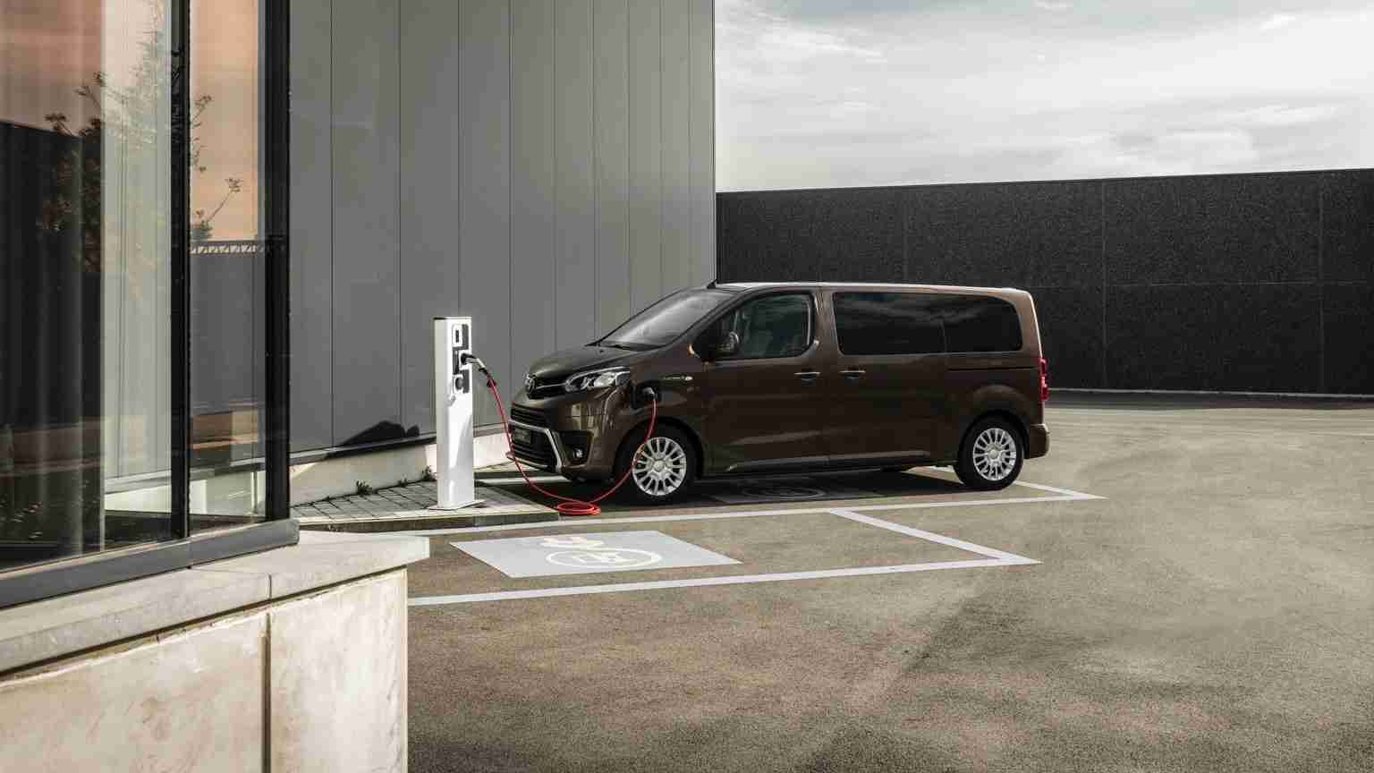 Toyota PROACE Shuttle L 50 kWh Electric Car