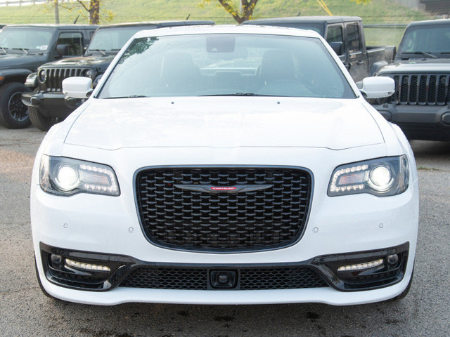 Chrysler 300 Features