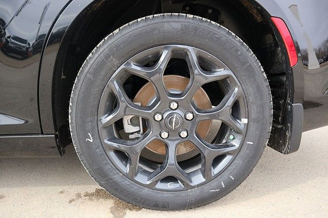 Chrysler 300 Features