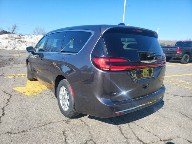 Chrysler Pacifica Van