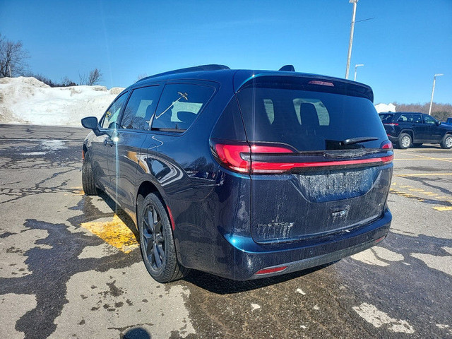 Chrysler Pacifica Van