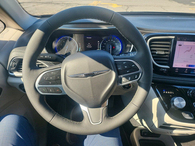 Chrysler Pacifica image