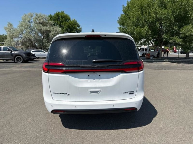 Chrysler Pacifica image