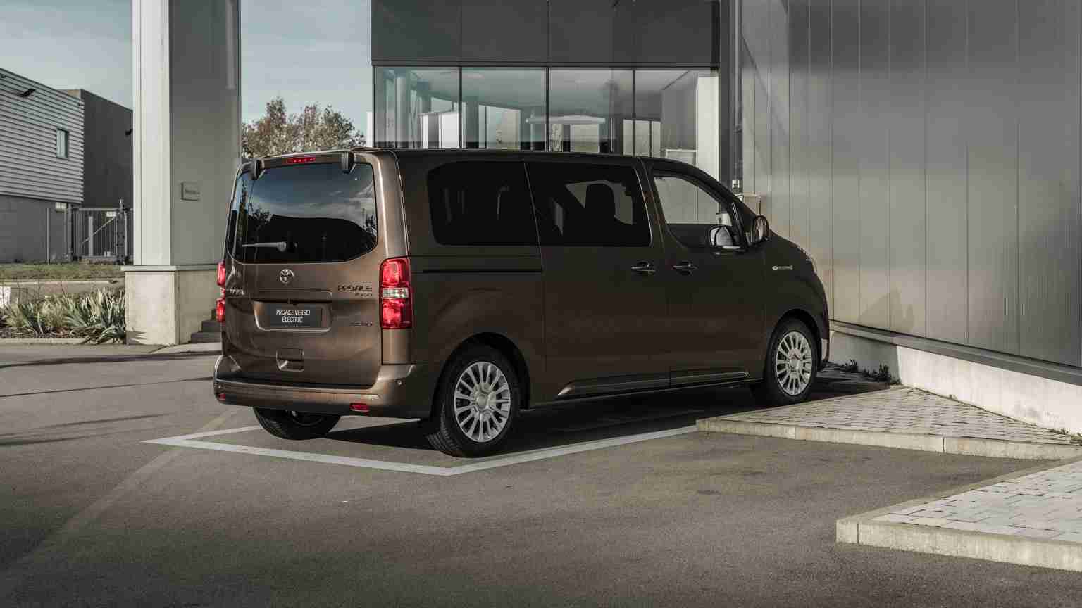 Used Toyota PROACE Shuttle M 50 kWh Car