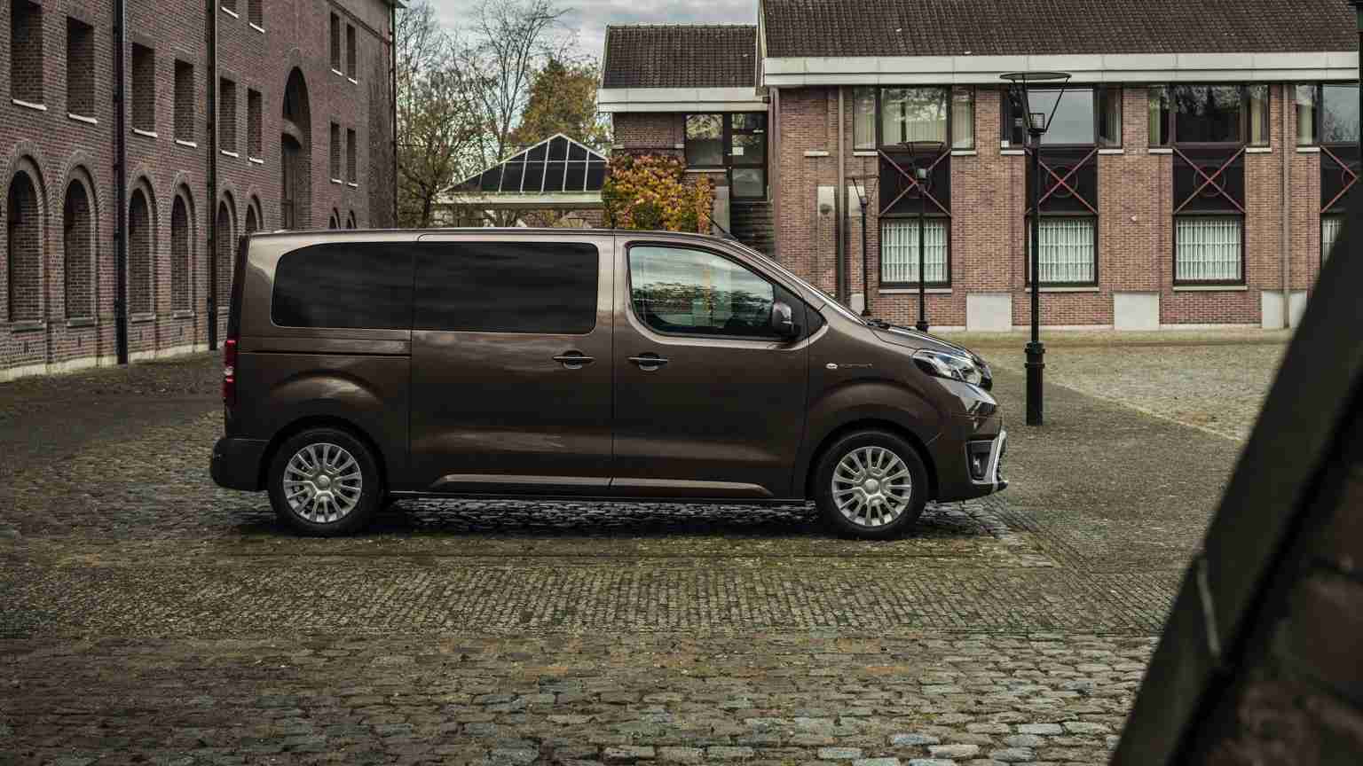 Toyota PROACE Shuttle M 75 kWh Lease