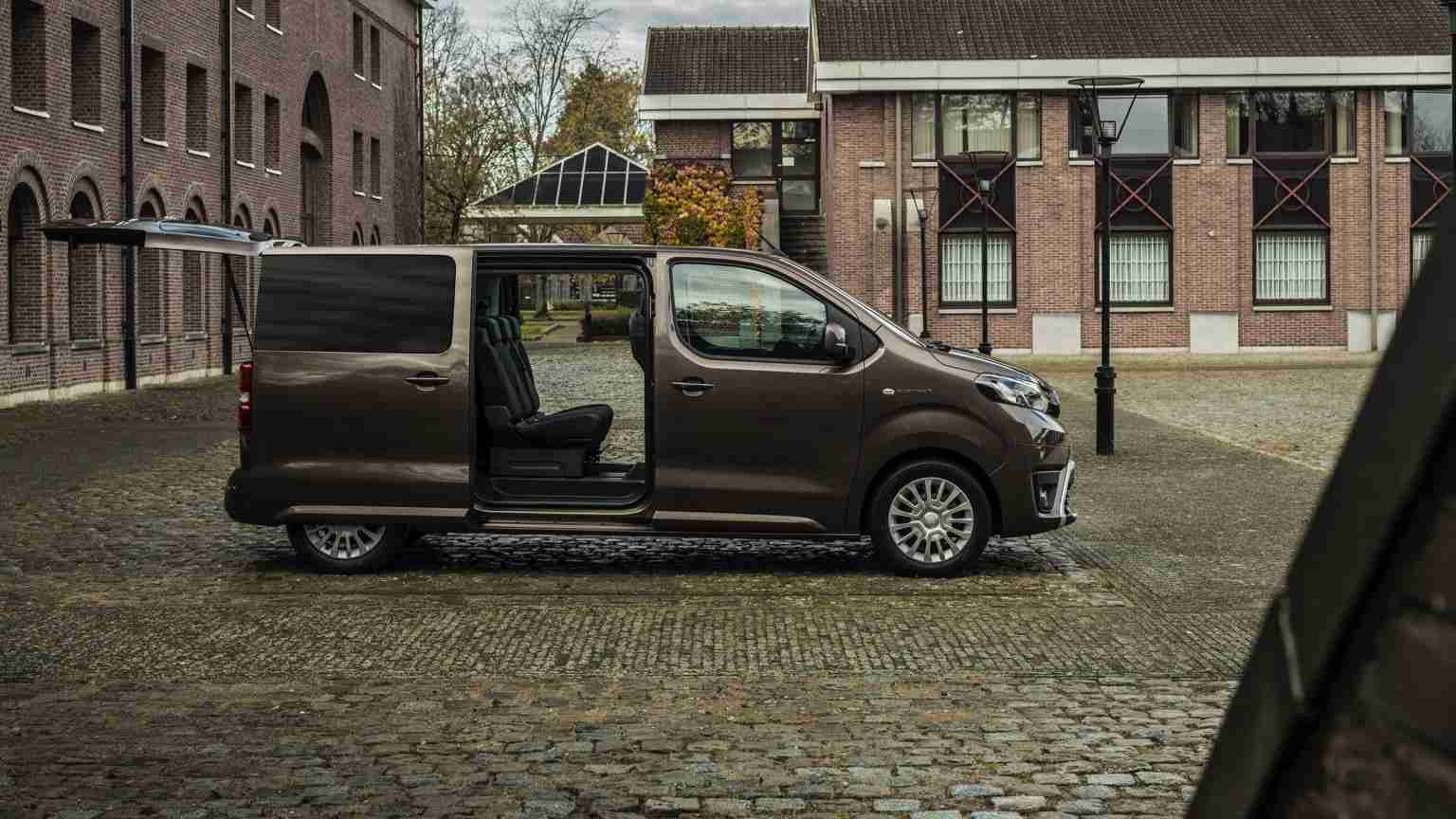 Toyota PROACE Shuttle M 50 kWh Lease